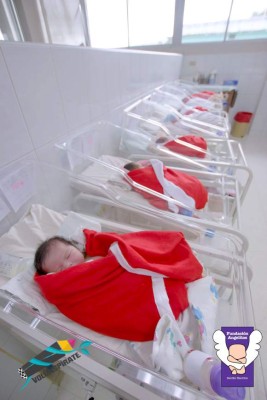Bebés reciben amor en el Hospital Materno Infantil