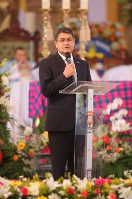 Fuerzas Armadas de Honduras rinden honores a su Capitana
