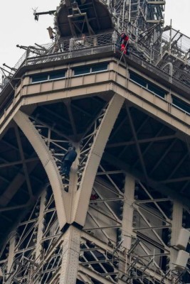 Evacúan la Torre Eiffel tras descubrir a un hombre escalando su estructura&nbsp;