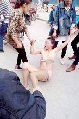 Golpean y desnudan a mujer en plena calle