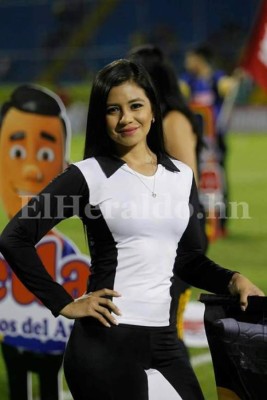 Pasarela de hermosas hondureñas en los partidos de repechaje de la Liguilla