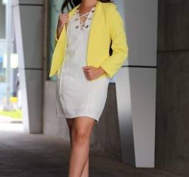 La modelo Melissa Handal luce un look elegante y moderno.