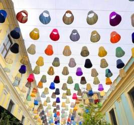 Un total de 540 lámparas revestidas en tela iluminarán los 78 metros de acceso al museo.