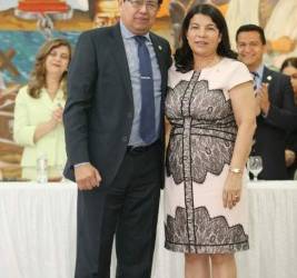 Hermes Díaz entregó el reconocimiento a Rosario Buezo por sus 25 años de servicio ininterrumpido.