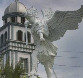 Una imagen de San Miguel elaborada en mármol por el artista Noel Díaz se colocó en los jardines de la Basílica.
