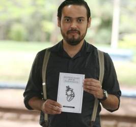 El libro de Josué Álvarez está a la venta en las principales librerías de Tegucigalpa. Foto: Efraín Salgado / El Heraldo.