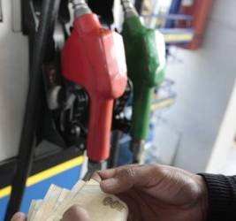 El precio internacional del crudo en la Bolsa Mercantil de Nueva York subió de 47.05 a 47.64 dólares por barril del 22 al 26 de agosto, o sea 59 centavos más.