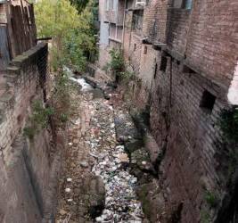 En el bario Morazán, la suciedad persiste en la quebrada La Orejona.