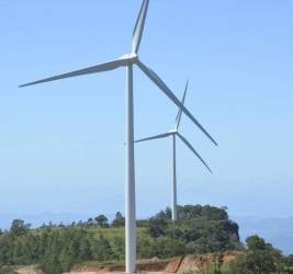 Las torres generadoras de energía limpia han sido instaladas en las comunidades de Los llanos y Ojo de Agua.