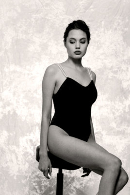 Fotos sensuales de Angelina Jolie a los 16