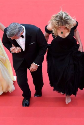 Julia Roberts recorre la alfombra roja del festival de Cannes descalza