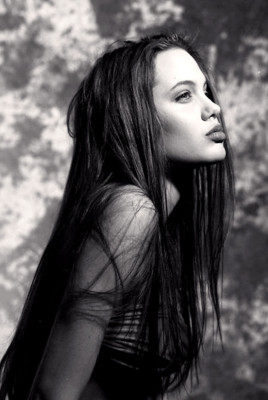 Fotos sensuales de Angelina Jolie a los 16