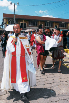 Universitarios reviven la Pasión, Muerte y Resurrección de Jesús