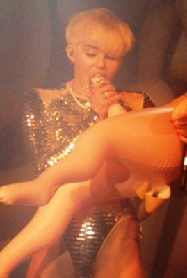 Miley Cyrus tiene sexo en pleno show