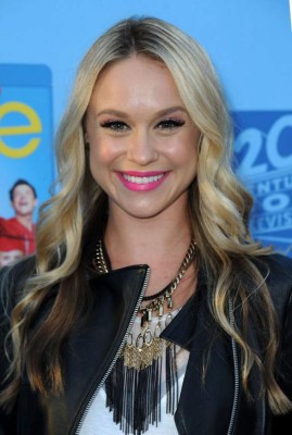 Encuentran muerto al novio de Becca Tobin, estrella de Glee