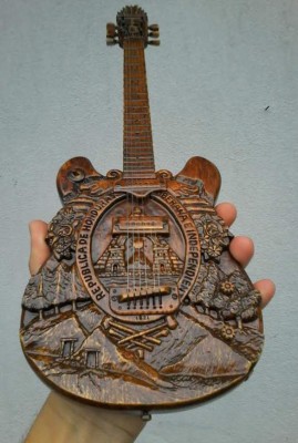 Artesanos de la madera con corazón de metal