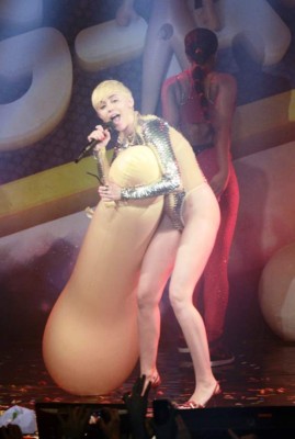 Miley Cyrus tiene sexo en pleno show