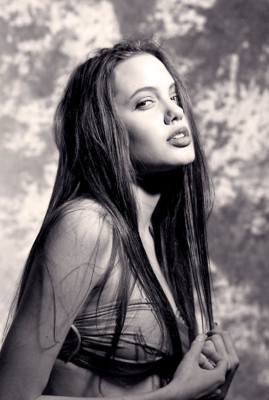 Fotos sensuales de Angelina Jolie a los 16