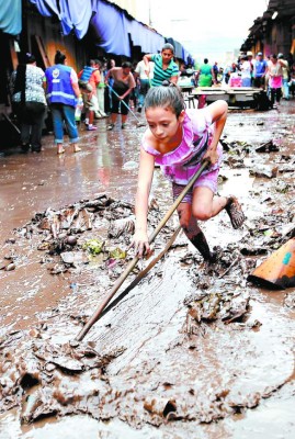 Un muerto y daños en 15 colonias deja tormenta