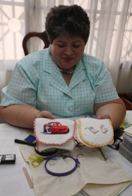 Con hilo y aguja, hondureña plasma su arte