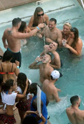 Fotografías en fiesta loca encienden la furia de Wenger