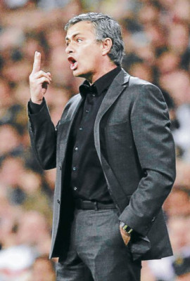 Mourinho admite resultados 'no satisfactorios' e ironiza sobre Messi