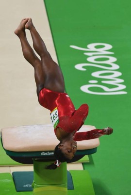 Simone Biles vence prueba olímpica de salto y suma su tercer oro en Rio