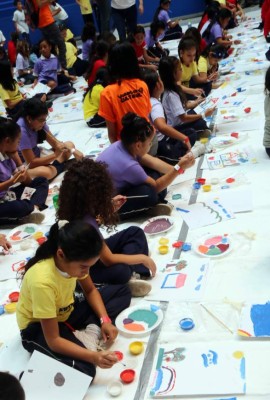Niños llenan de color a Tegucigalpa
