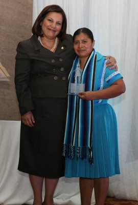 Galardonan a mujeres que enaltecen a Honduras