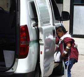 Tras recibir atención, un hombre aborda una de las unidades de ambulancia del IHSS.