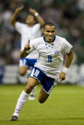 Del beso de Sammy al aztecazo, hechos que marcaron el Honduras-México