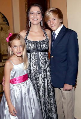 Elegante velada nupcial entre rosas