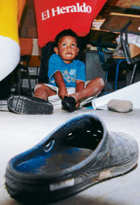 EL HERALDO llevó útiles y zapatos a niños de la capital