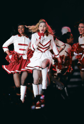 Con controversia, Madonna canta en Israel