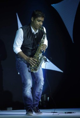 Luis Bustillo le canta a Honduras en disco debut