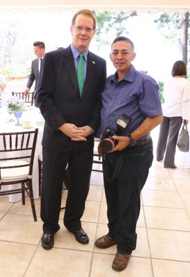 Desayuno para periodistas en casa del embajador estadounidense James Nealon