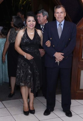 Celebración juvenil en honor a la quinceañera Andrea López