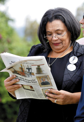 En silencio, rectora llora a su hijo