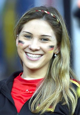 Bellezas mundialistas engalanan estadios y calles