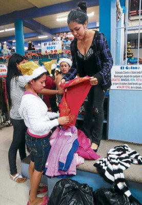 Capitalinos colman tiendas de segunda