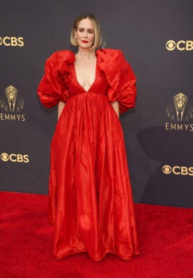 Con alas negras, esmoquin o trajes llamativos: Los mejor vestidos de los Emmy 2021