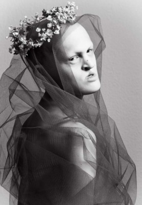 Modelo con inusual apariencia rompe estereotipos de belleza