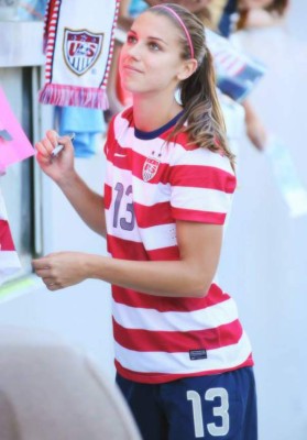 La delantera estadounidense Alexa Morgan deleita con su cuerpo