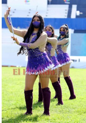 Bellas y deslumbrantes, así retornaron las palillonas a los desfiles (FOTOS)