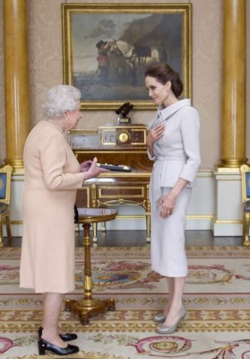 Angelina recibe condecoración