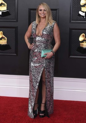 Flores, plumas y esqueletos: los peor vestidos de los Grammy 2021