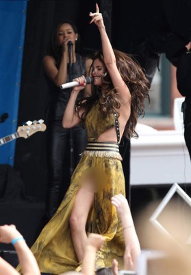 Las veces que el vestuario le jugó una mala pasada a Selena Gómez este 2016