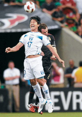 Roger Espinoza no estará ante los panameños