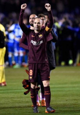 Hinchas culés le regalan a Iniesta una espectacular ovación previo a su adiós