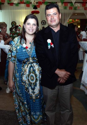 Brindan por aniversario patriótico de México